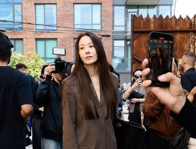 《家母螳螂》高賢廷紐約時裝週兩款包登熱搜　麂皮半月包本季必備