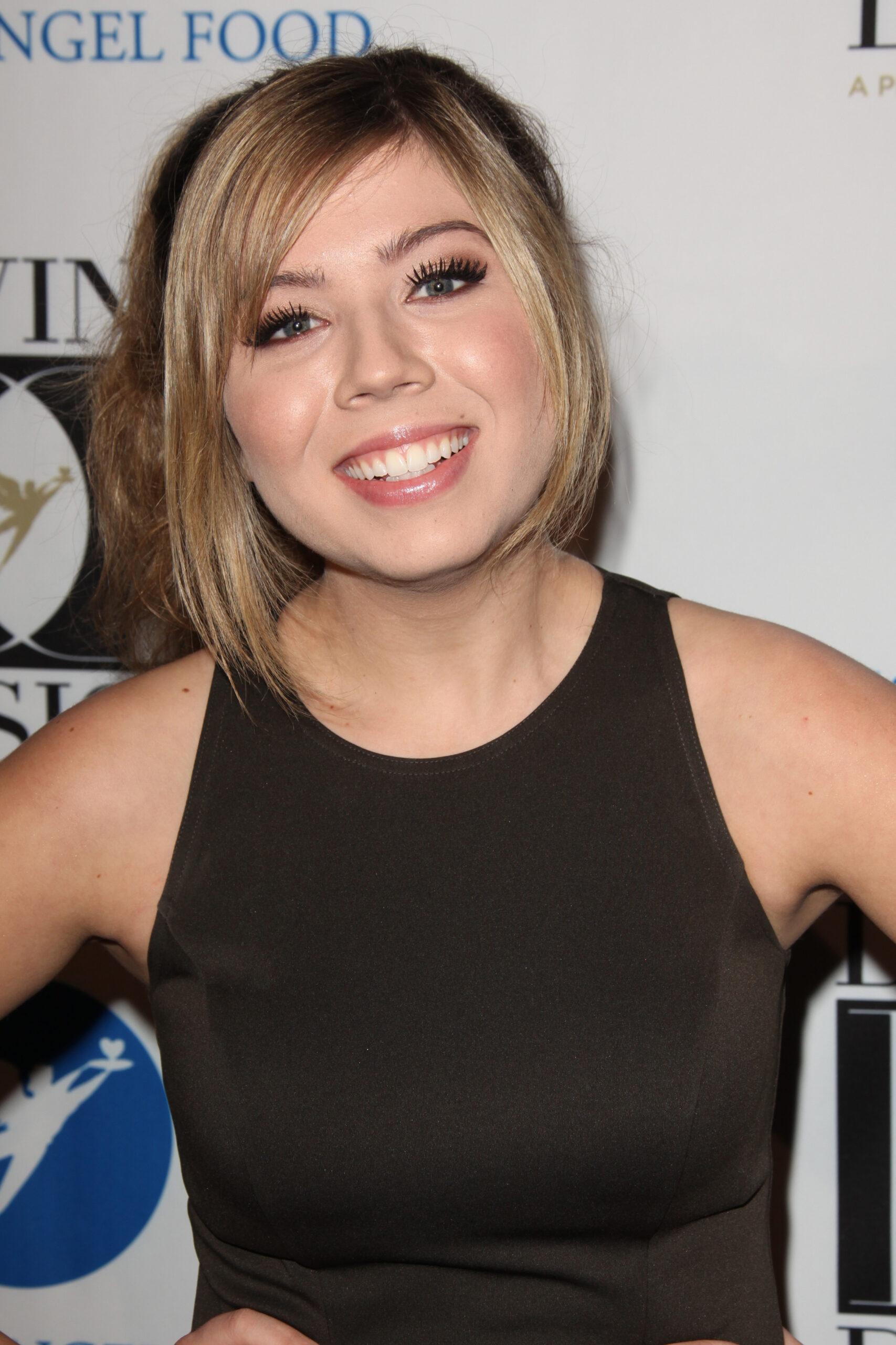 Jennette McCurdy at 2011 Divine Design Gala - Beverly Hills