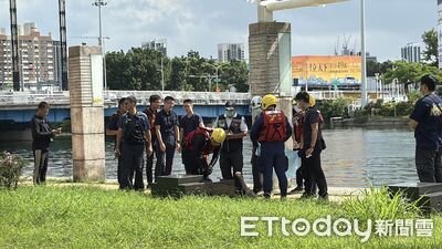 快訊／高雄三民區知名賣場前河中驚見浮屍　死因身份待釐清