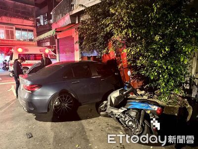 賓士A35「半顆頭」失蹤畫面曝！失控撞進民宅...警當場抓喪屍