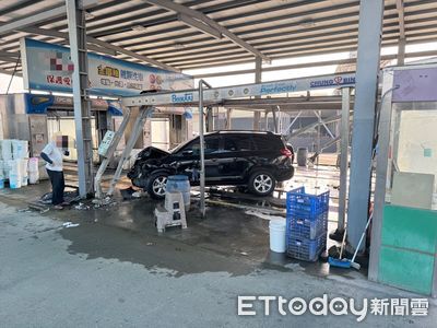 加油站離奇車禍！休旅排隊等洗車暴衝連撞　員工慘被撞壓車底