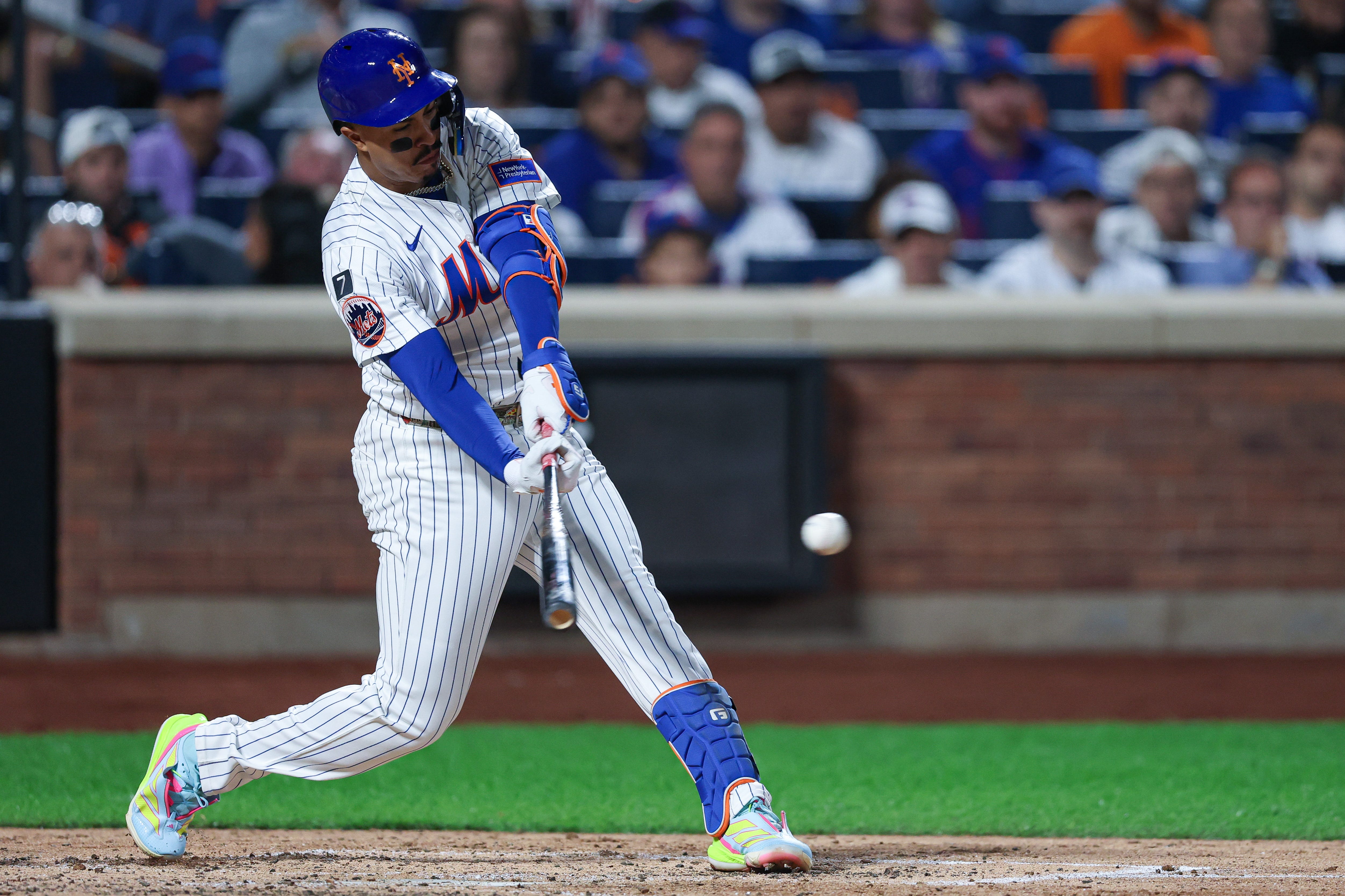 Aug 27, 2025; New York City, New York, USA; New York Mets third baseman Mark Vientos (27) hits an RBI single during the fifth inning against the Philadelphia Phillies at Citi Field. Mandatory Credit: Vincent Carchietta-Imagn Images