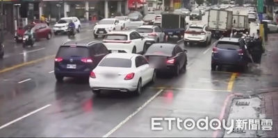 高雄黑白賓士街頭上演追逐賽　狂飆逼車、攔停畫面曝光