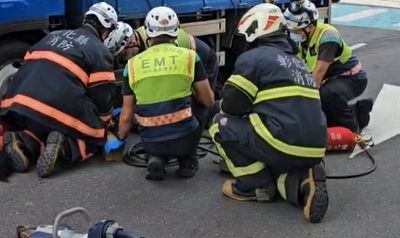 載孫遭貨車撞飛「阿嬤卡車底」1死1重傷　驚悚瞬間曝光