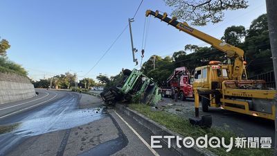 貨櫃噴飛驚悚現場曝！聯結車台1線自撞翻覆　南北雙向一度中斷