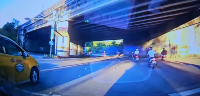 新北女包包鬆脫「沿路噴鈔票」！滿地都是千元大鈔　騎士下車狂撿