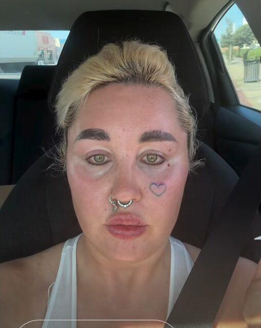 Amanda Bynes in her car