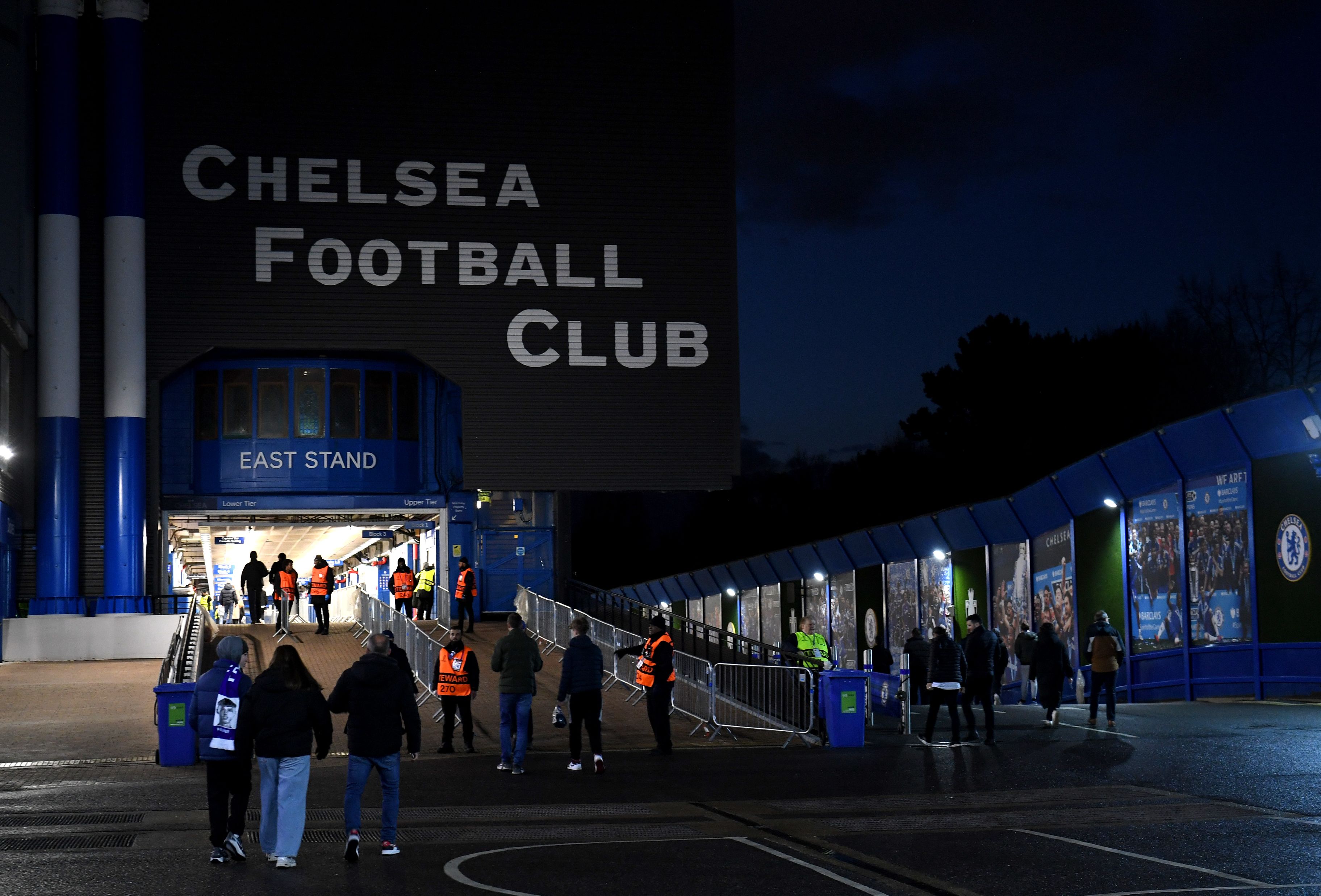 Top transfer insider leaves Chelsea off list of clubs chasing experienced Premier League defender