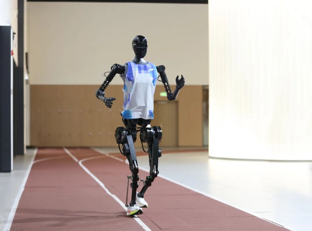 “天工”机器人跑者在揭牌仪式现场演示动态运动能力