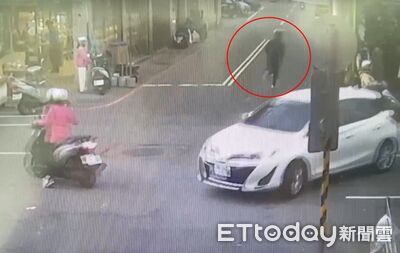 假挑金飾伸手就抓！桃園銀樓42萬黃金被搶　2男騎車逃畫面曝光