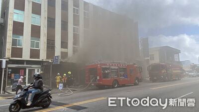 澎湖馬公帆布行竄火！焦黑濃煙狂竄　警消出動27人馳援