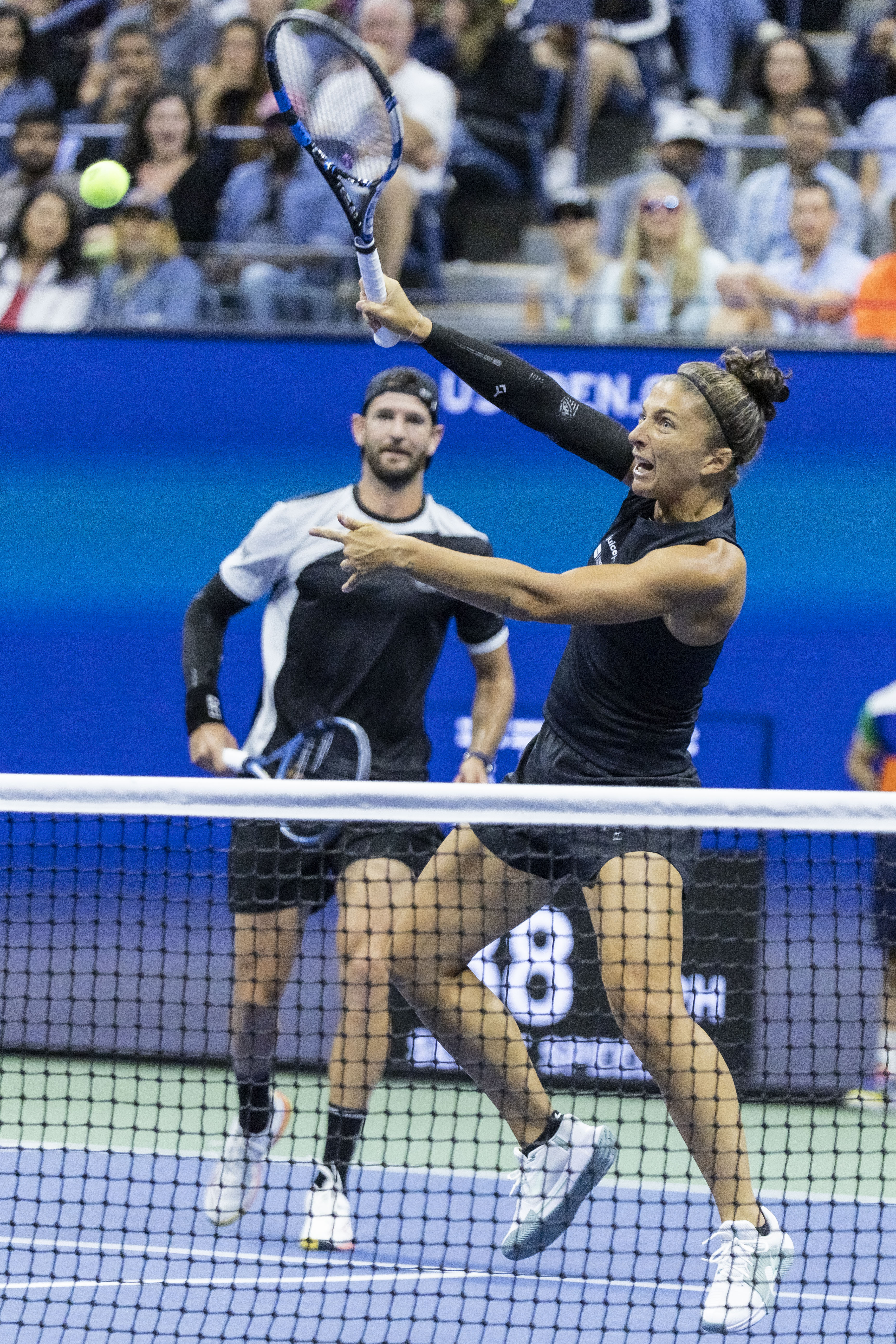 epa12313607 Sara Errani of Italy (R) and Andrea Vavaassori of Italy (L) in action against Danielle Collins of the US and Christian Harrison of the US during their mixed doubles semifinals match at the US Open Tennis Championships at the USTA Billie Jean King National Tennis Center in Flushing Meadows, New York, USA, 20 August 2025. The main draw of the 2025 US Open tennis tournament runs from 24 August through 07 September. EPA/JUSTIN LANE