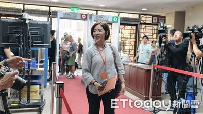 快訊／柯文哲抵北院開庭！學姊黃瀞瑩挺孕肚現身：不能推擠我了