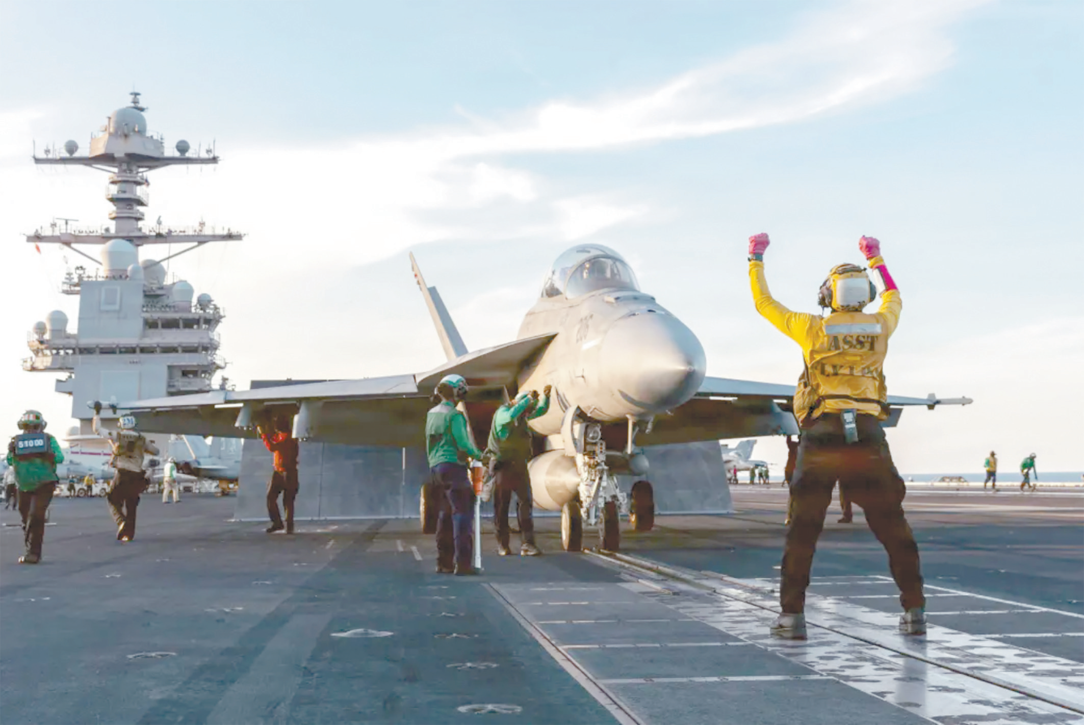 一架F/A-18F&ldquo;超级大黄蜂&rdquo;舰载战斗机准备从&ldquo;福特&rdquo;号核动力航母上弹射起飞。（图源：美国海军）