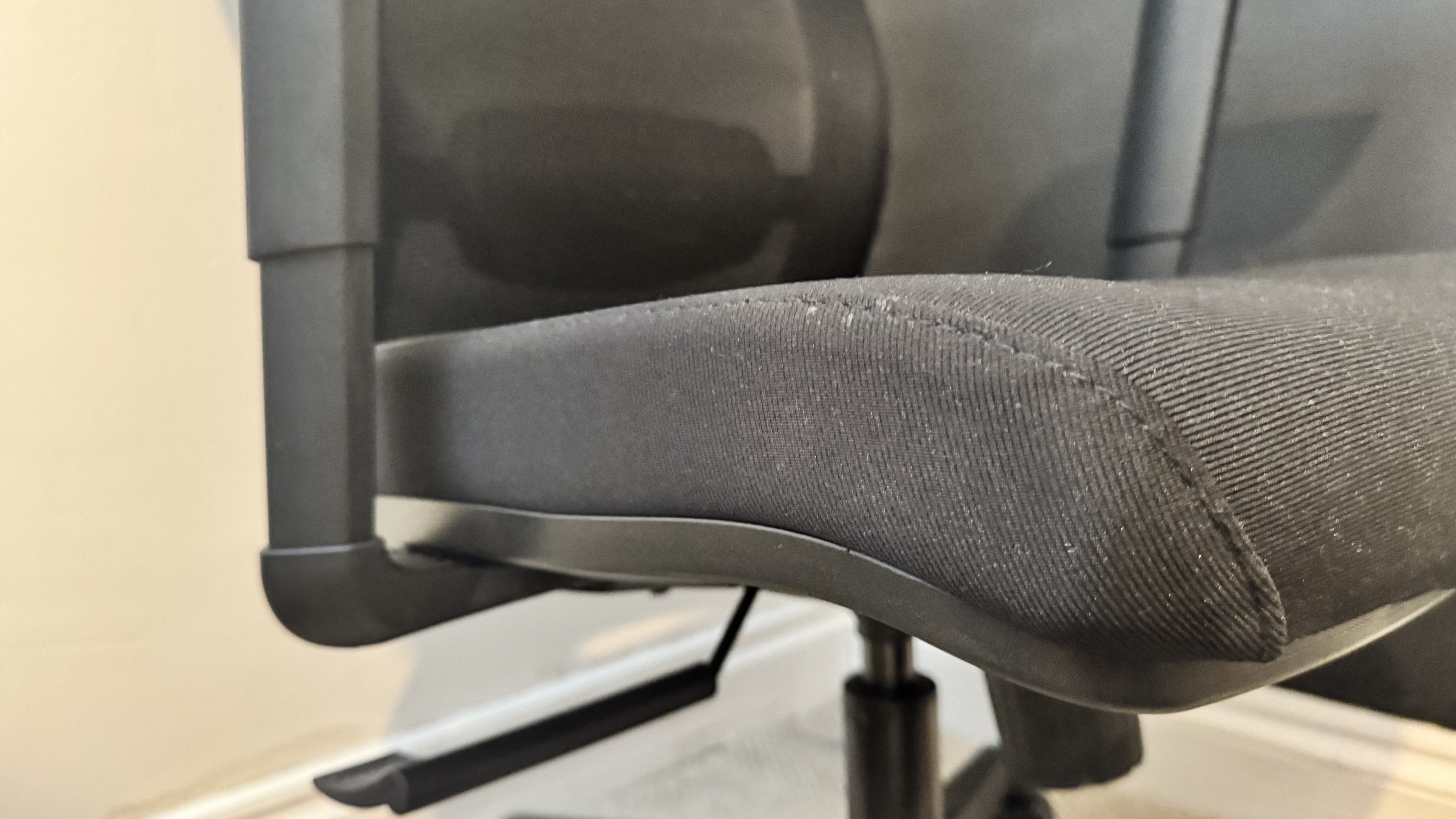 Flexispot BS3 / OC3 office chair seat from the side (in black)
