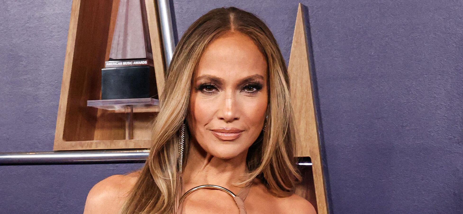 LAS VEGAS, NEVADA, USA - MAY 26: American singer, dancer, actress, songwriter, and businesswoman Jennifer Lopez (J.Lo) wearing Defaience poses at the 2025 American Music Awards held at the Fontainebleau Las Vegas on May 26, 2025 in Las Vegas, Nevada, United States. 27 May 2025 Pictured: Jennifer Lopez, J.Lo. Photo credit: Xavier Collin/Image Press Agency/MEGA TheMegaAgency.com sales@mega.global (Mega Agency TagID: MEGA1317401_013.jpg) [Photo via Mega Agency]
