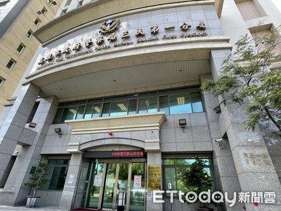 高雄巡佐車子霸停影印店門口！還嗆：不移怎樣　分局開鍘記申誡