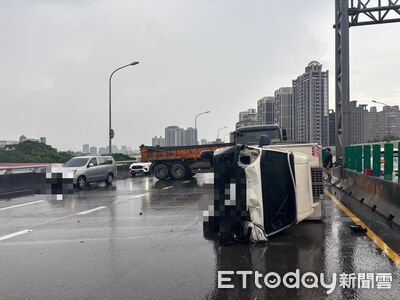 快訊／新北瞬間大雨！台65高架2車擦撞　小貨車撞分隔島側翻