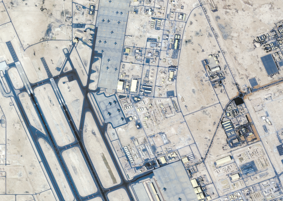1月25日拍摄的卡塔尔乌代德空军基地卫星影像显示,停机坪上KC-135加油机的数量从16日的5架增至14架。(觅熵科技)