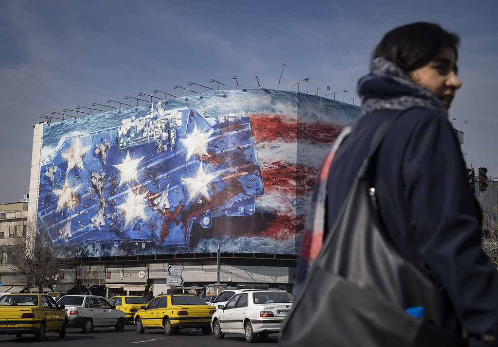 1月27日,伊朗德黑兰,恩格拉布广场巨型广告牌,伊朗警告美国不要试图对伊朗发动军事打击。(视觉中国)
