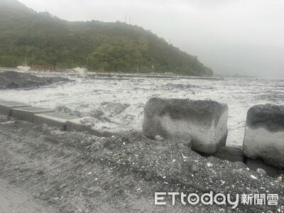 快訊／馬太鞍溪水突暴漲！機具人員急撤離河道　便道搶修暫停