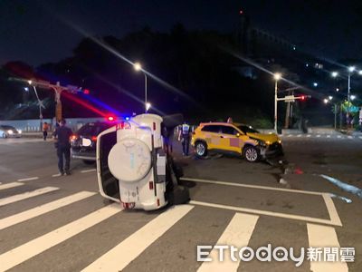 北投大度路車禍！休旅車路口左轉遭小黃撞翻　2人擦挫傷