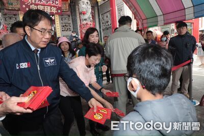 黃偉哲大年初一走春新化朝天宮　敲第一鑼鼓發紅包迎馬年