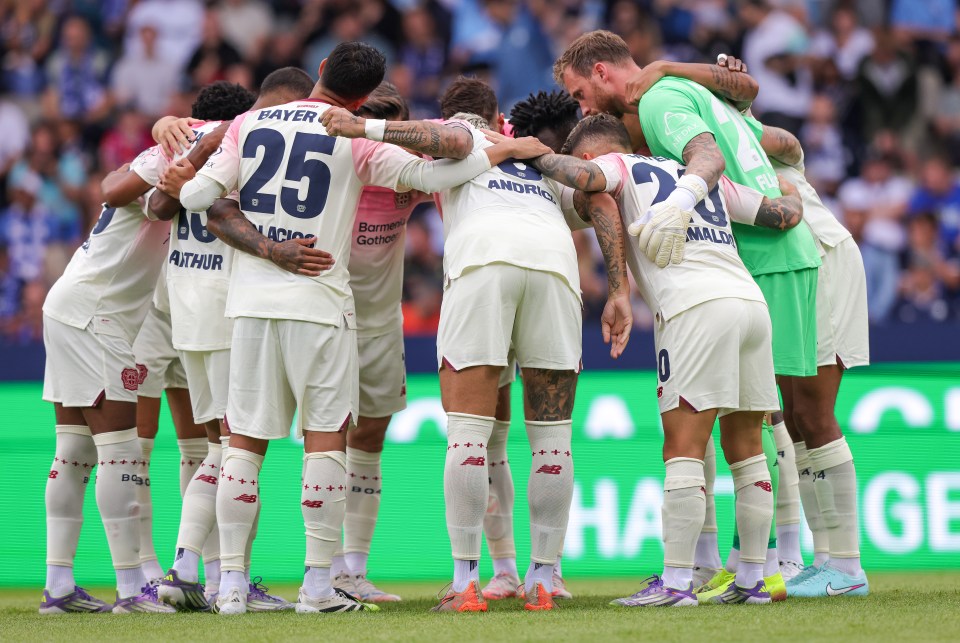 BOCHUM, GERMANY - JULY 27: Players of Bayer 04 Leverkusen form a circle ahead of the pre-season friendly match between VfL Bochum and Bayer 04 Leverkusen at Vonovia Ruhrstadion on July 27, 2025 in Bochum, Germany. (Photo by Ralf Ibing - firo sportphoto/Getty Images)