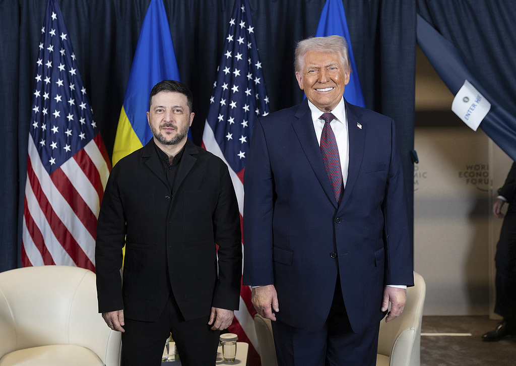 当地时间2026年1月22日，瑞士达沃斯，世界经济论坛第56届年会期间，乌克兰总统泽连斯基（左）与美国总统特朗普（右）举行会晤。（视觉中国）