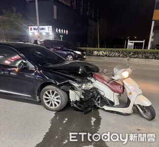 高雄轎車連環撞2車！一路沒剎車「機車卡進車頭」　3人傷送醫
