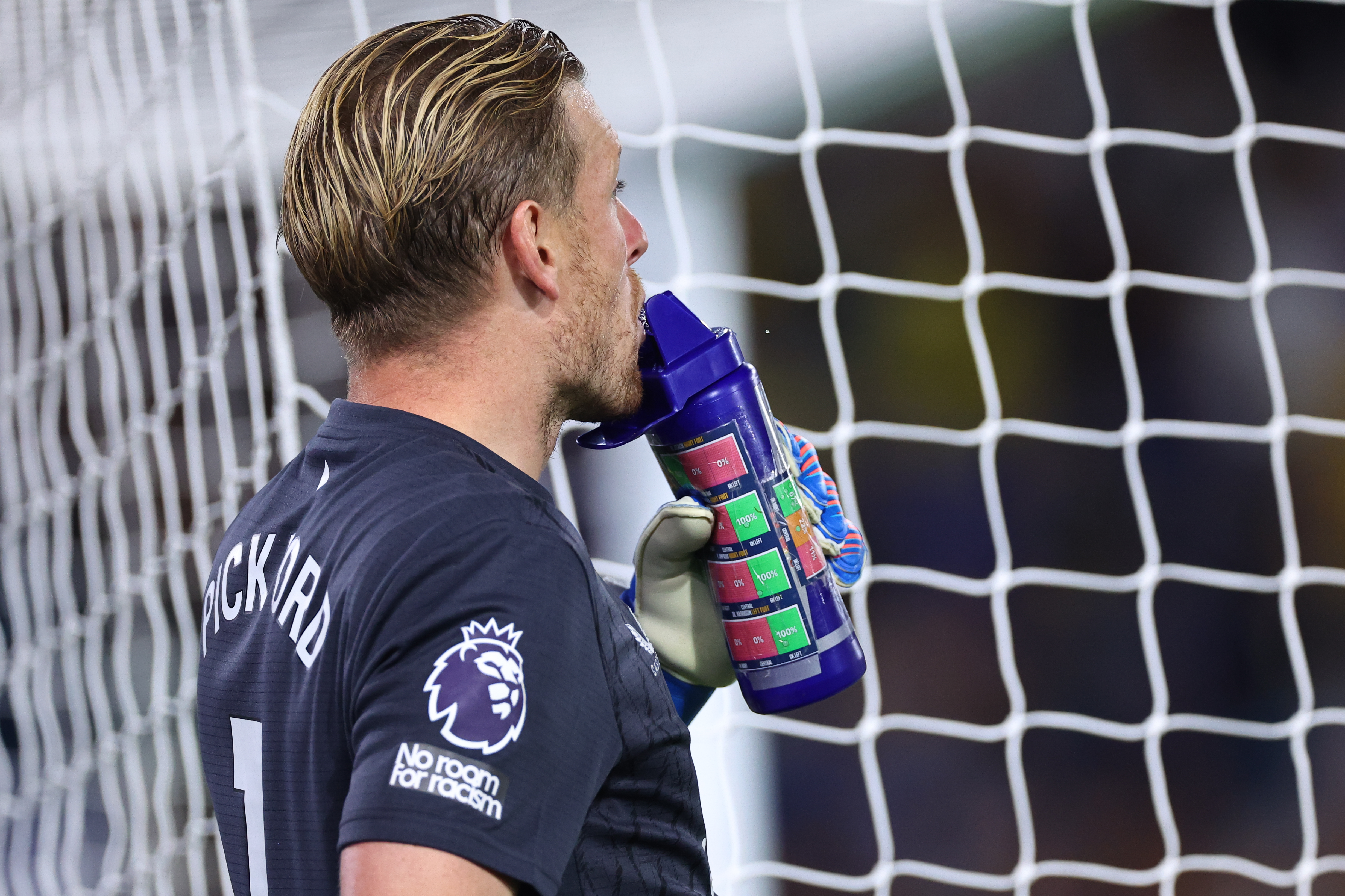 LEEDS, ENGLAND - AUGUST 18: Jordan Pickford of Everton drinks from his water bottle with penalty taker information on during the Premier League match between Leeds United and Everton at Elland Road on August 18, 2025 in Leeds, England. (Photo by Robbie Jay Barratt - AMA/Getty Images)