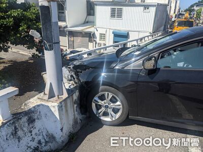 台東市康樂橋轎車猛撞對向護欄　肇事駕駛跑了