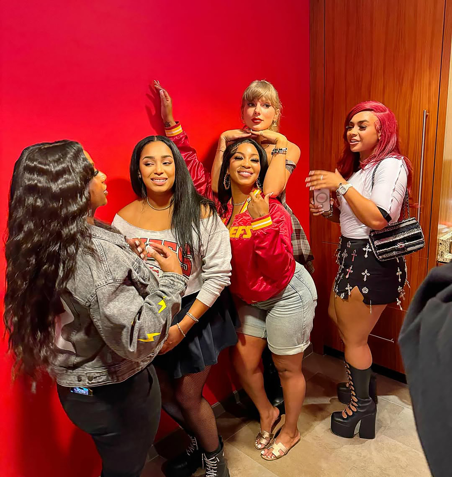 Inside Taylor Swift&rsquo;s Suite at Kansas City Chiefs Games: What Guests Have Said About The Experience