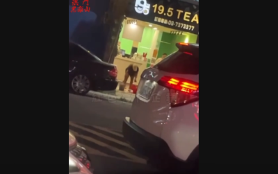 網紅「鳳梨」飲料店被潑糞畫面曝　嫌店員口氣差洩恨...2男落網