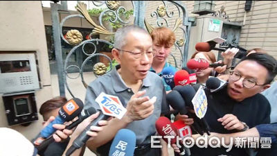 重現高腰阿北穿搭！柯文哲穿KP衫赴北院出庭　低調不談北檢抗告