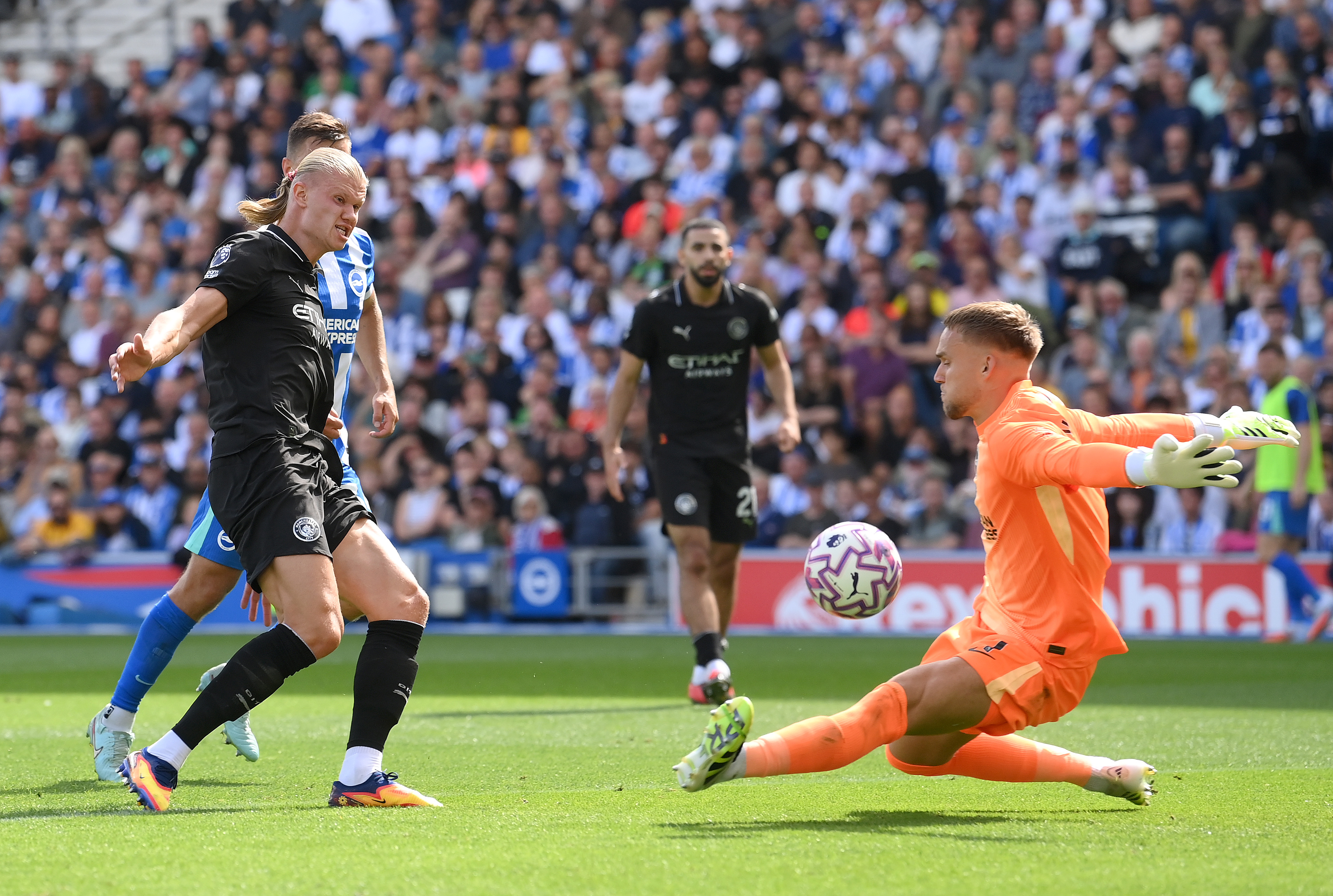 BRIGHTON, ENGLAND - AUGUST 31: Erling Haaland of Manchester City scores his team's first goal during the Premier League match between Brighton & Hove Albion and Manchester City at Amex Stadium on August 31, 2025 in Brighton, England. (Photo by Mike Hewitt/Getty Images)