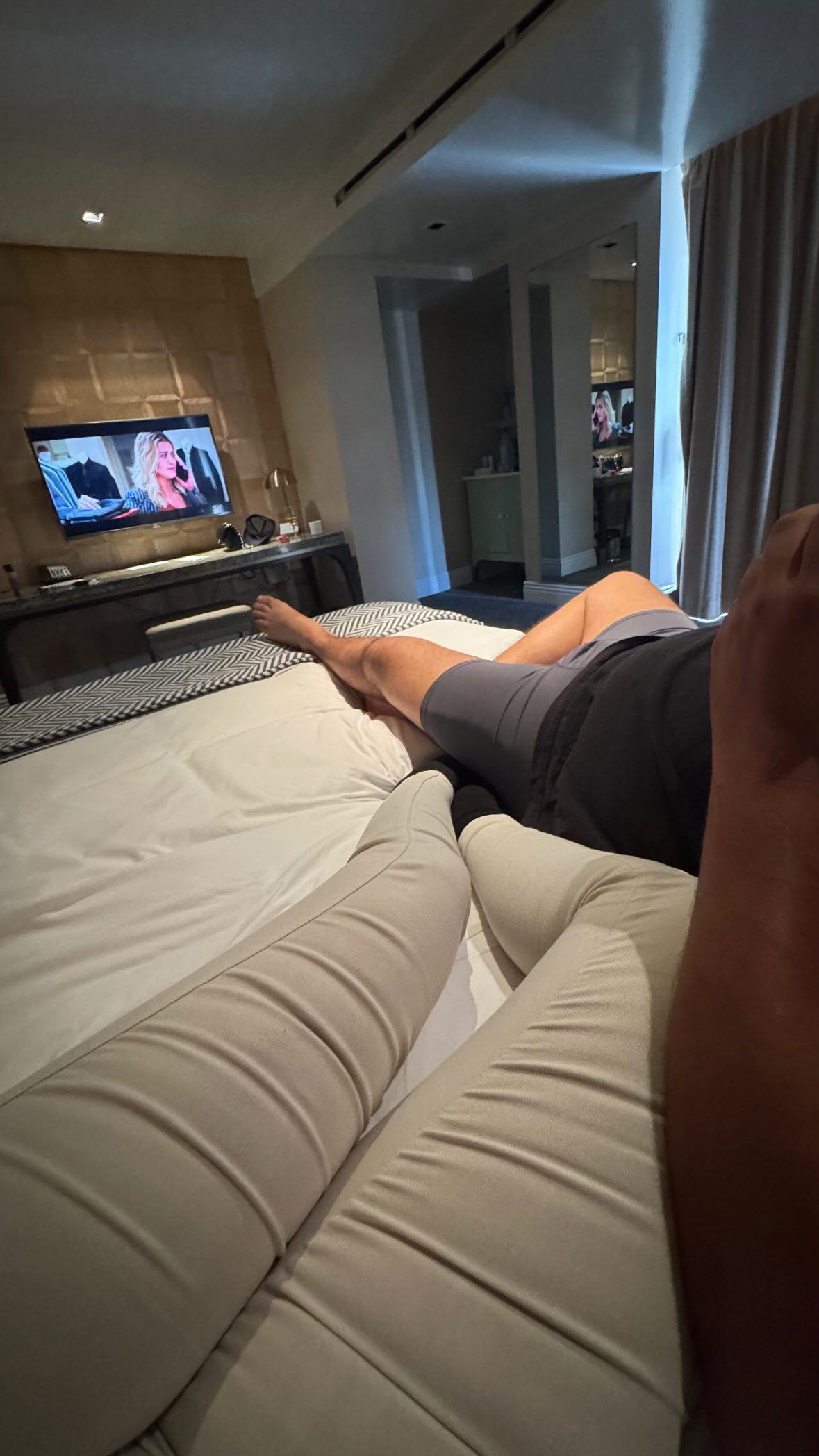 A leg shot of Amanda Bynes and her "boo"