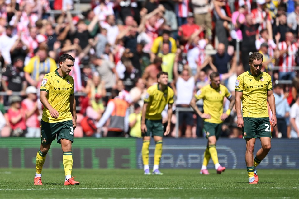SOUTHAMPTON, ENGLAND - AUGUST 09: Lewis Brunt of Wrexham and teammates look dejected following defeat during the Sky Bet Championship match between Southampton and Wrexham AFC at St Mary's Stadium on August 09, 2025 in Southampton, England. (Photo by Dan Mullan/Getty Images)