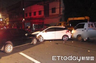 小貨車違停害出事！白車閃避開到對向逆撞　4車連環撞釀3傷