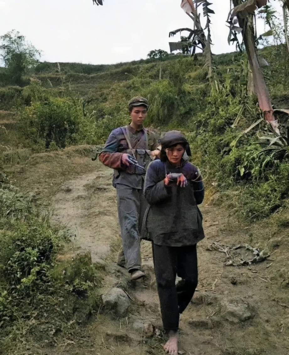 ▲押送乔装成村妇的越军女兵