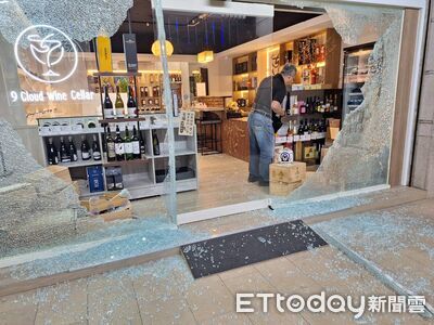 2男衝酒行「巨大鐵槌」砸店！超慘畫面曝　闆娘前男友幹的