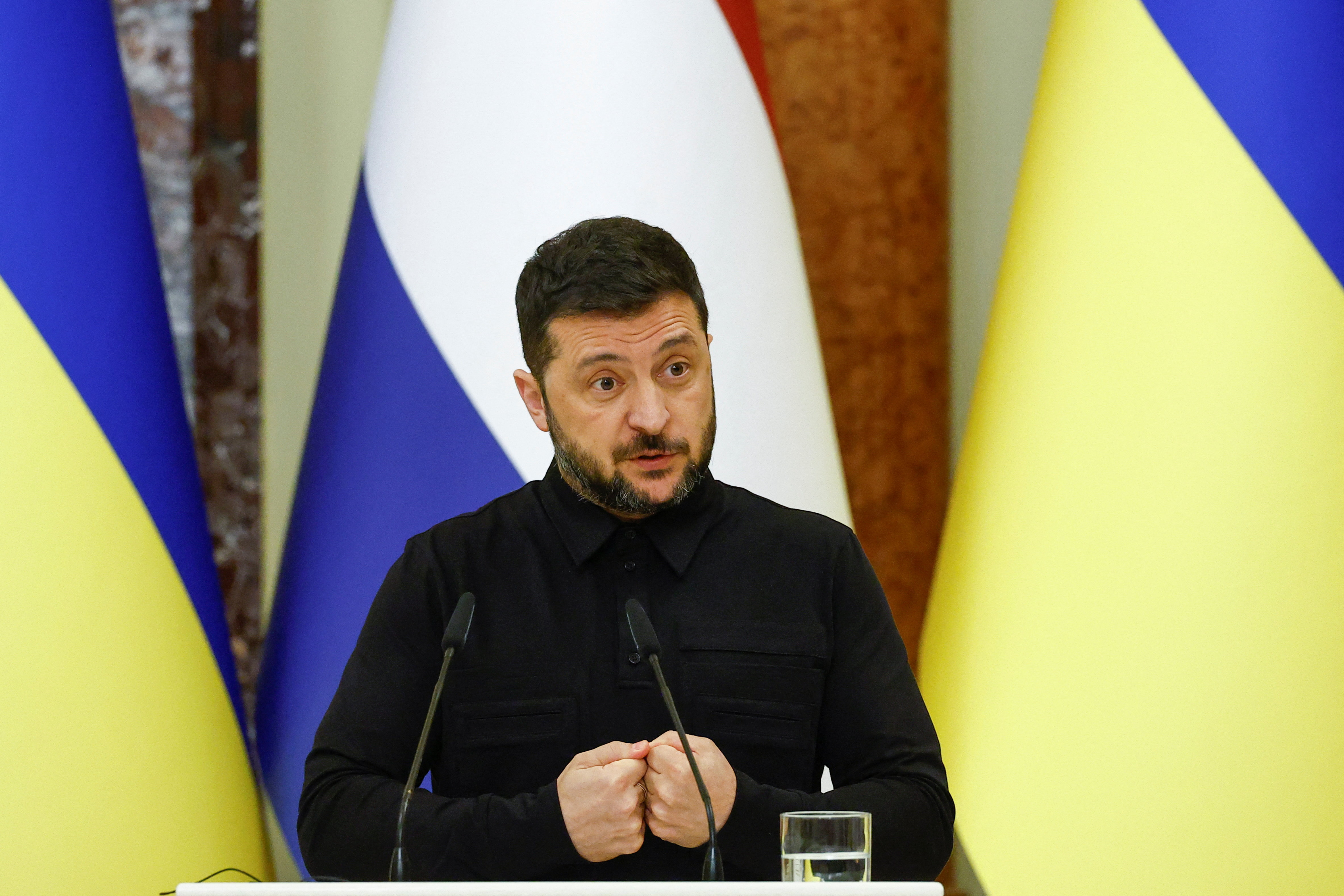 Ukraine's President Volodymyr Zelenskiy speaks to the media during a joint press conference with Dutch Prime Minister Dick Schoof, amid Russia's attack on Ukraine, in Kyiv, Ukraine October 6, 2025. REUTERS/Valentyn Ogirenko