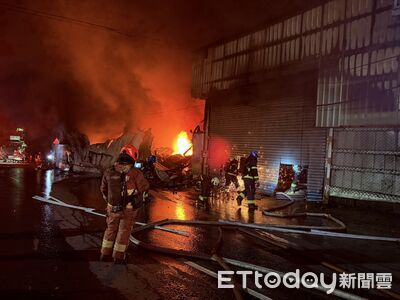 快訊／新北八里凌晨竄火！火勢延燒3工廠　警消出動159人灌救