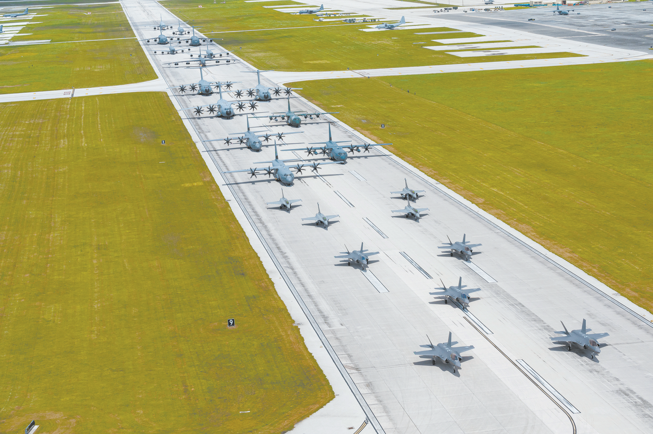 美军大量战机集中部署在关岛