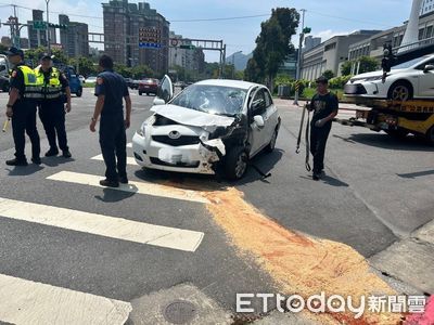 北投車禍畫面曝！22歲駕駛紅燈煞不住　猛撞2車4人受傷