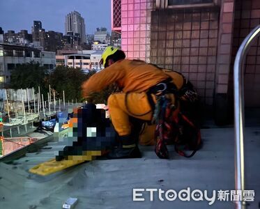 離奇墜樓！家人半夜上廁所...42歲男不見了　竟墜10米躺鄰屋頂