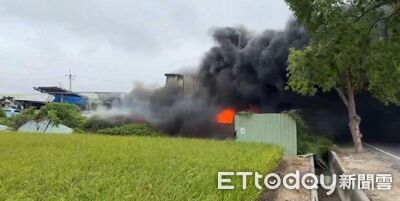 快訊／中古車材料行火警！恐怖黑煙衝天畫面曝　消防急灌救