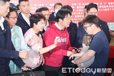 賴清德首站台南麻豆代天府發紅包　黃偉哲陪同向鄉親拜年
