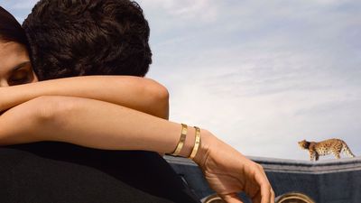 卡地亞愛無止境　LOVE Unlimited手環化身金質緞帶綿延愛意