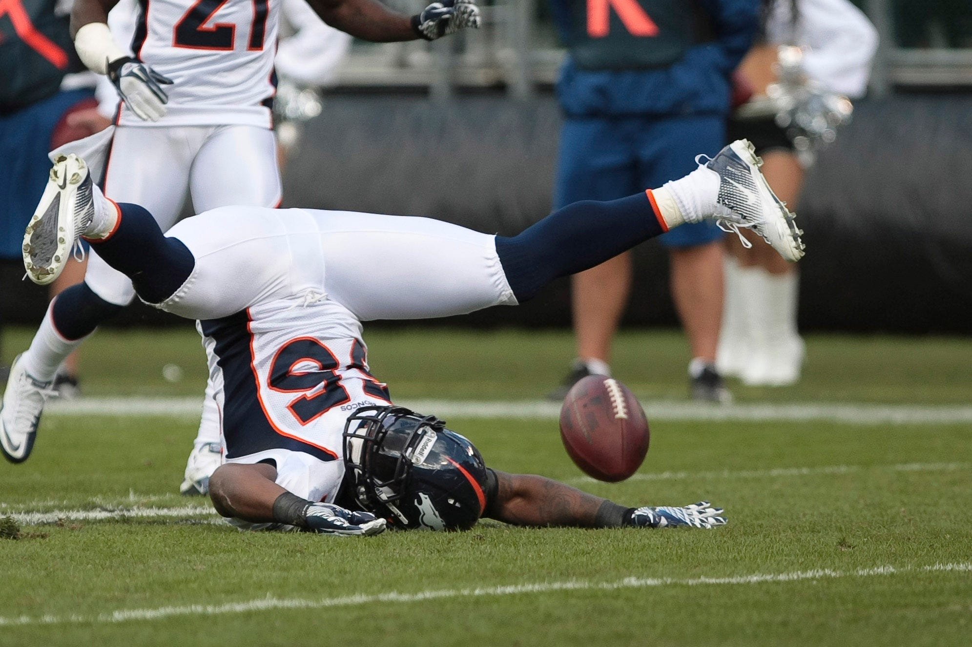 Denver Broncos outside linebacker D.J. Williams during the first quarter against the Oakland Raiders.